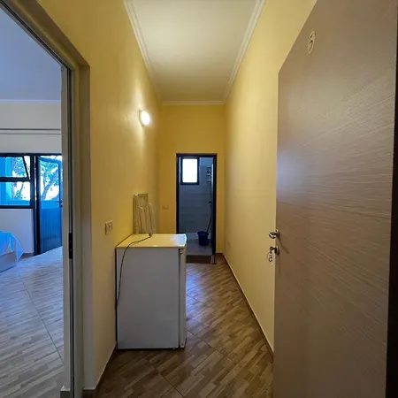 Herberg Canary Golem (Tirana)