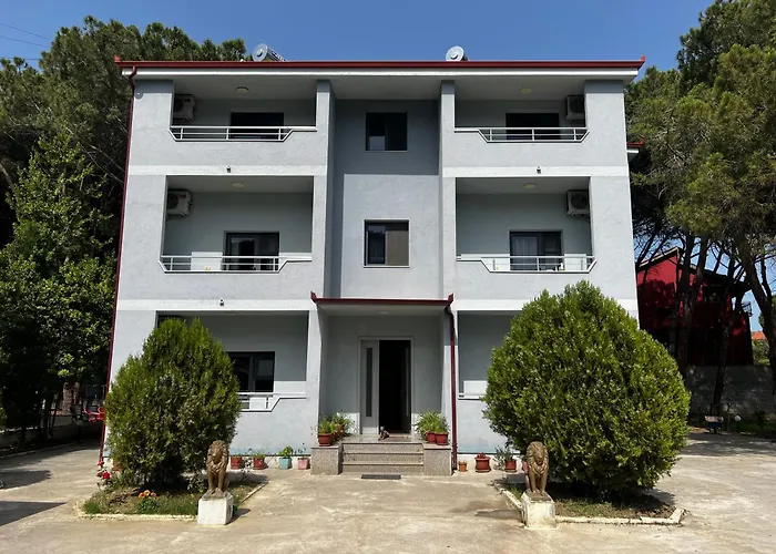 Canary Inn Golem (Tirana)