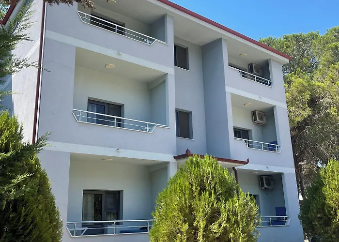 Canary Inn Golem (Tirana)