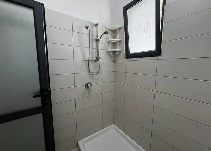 Canary Inn Golem (Tirana)